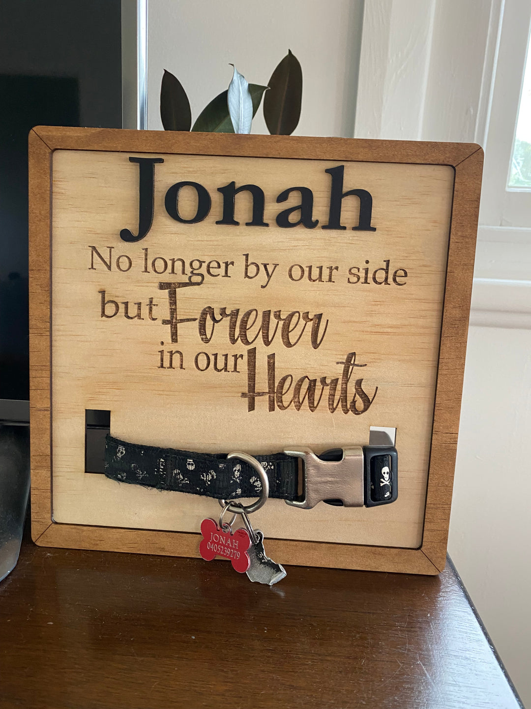 Pet personalised memorial collar holder